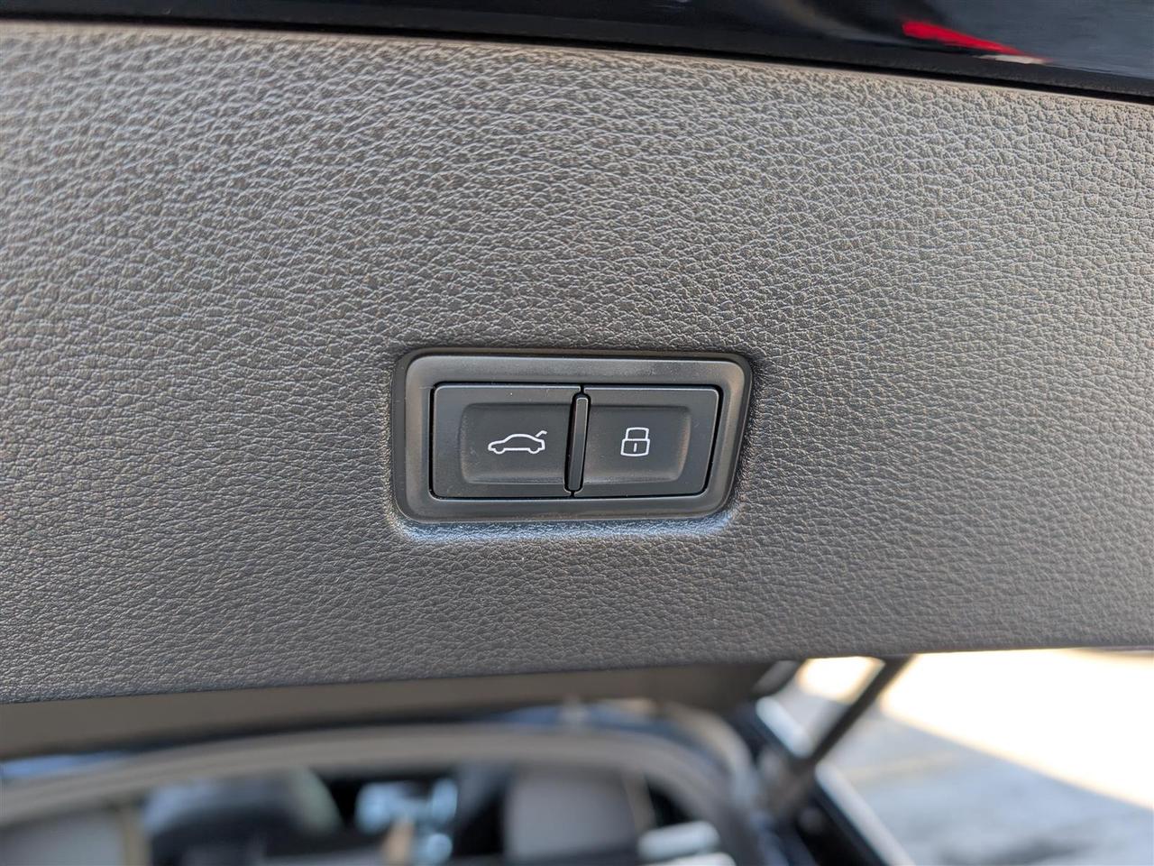 2022 Audi Q8 TECHNIK QTRO - PANO ROOF - NAVI - TECH FEATS Photo