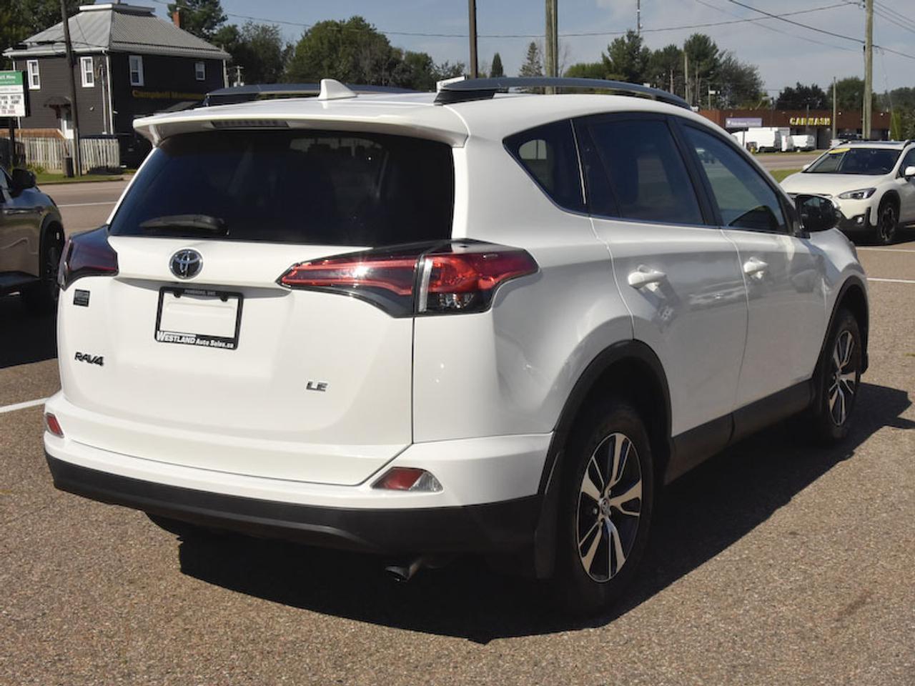 2018 Toyota RAV4 LE Photo2