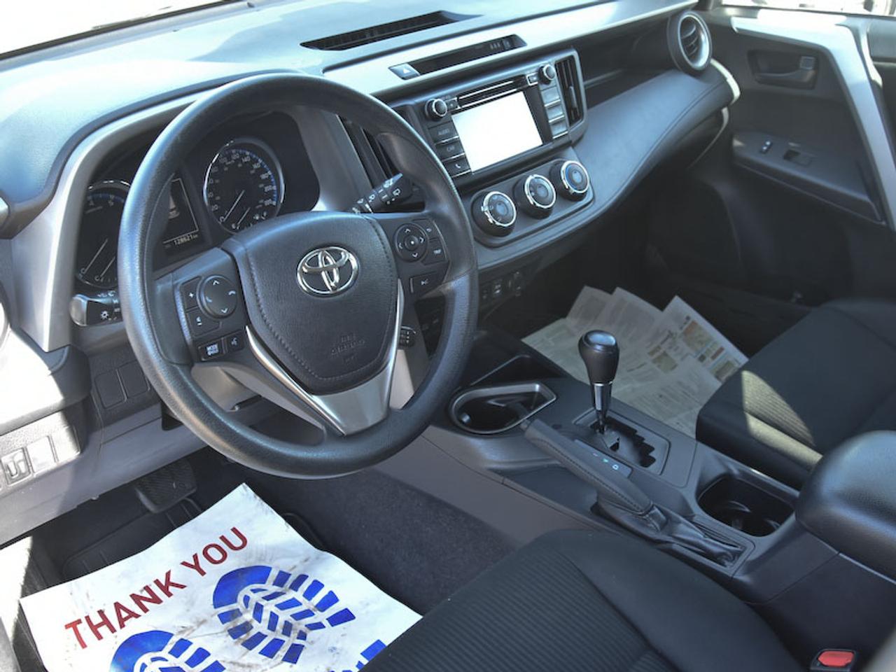 2018 Toyota RAV4 LE Photo4