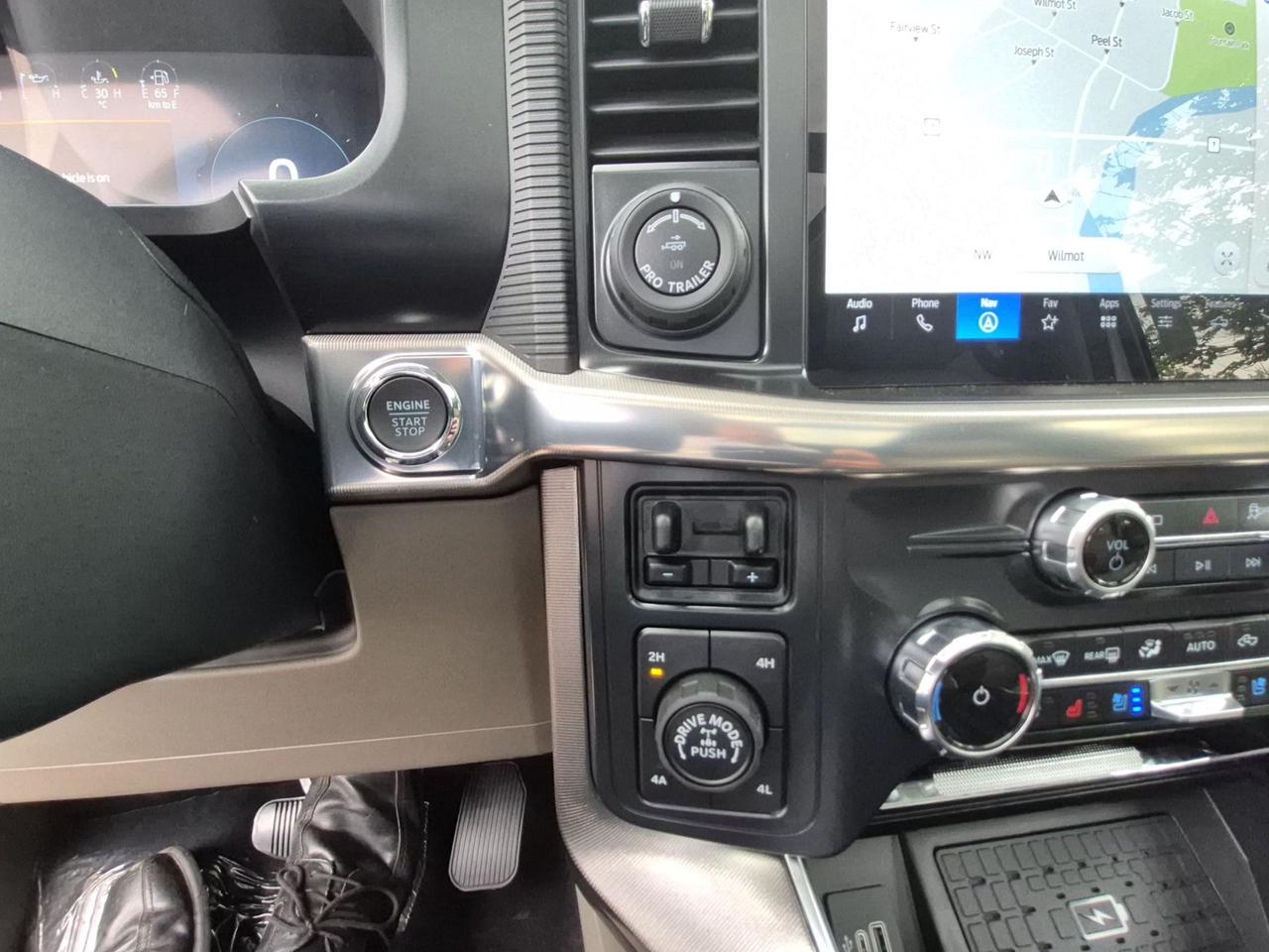 2026 Ford F-150 PLATINUM HYBRID!!! PANO ROOF, POWER RUNNING BOARDS Photo