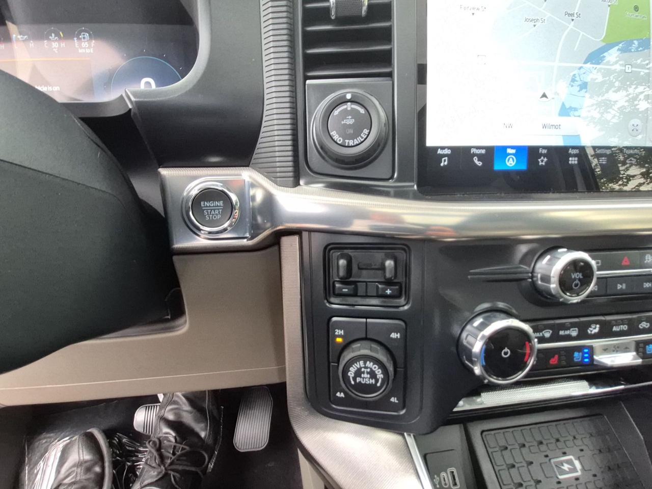 2026 Ford F-150 PLATINUM HYBRID!!! PANO ROOF, POWER RUNNING BOARDS Photo