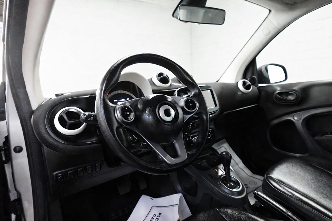 2016 Smart fortwo LOW KM.SERVICE  RECORDS.0 CLAIM,NEW TIRS ON IT Photo