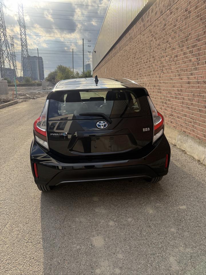 2018 Toyota Prius c Technology Photo3