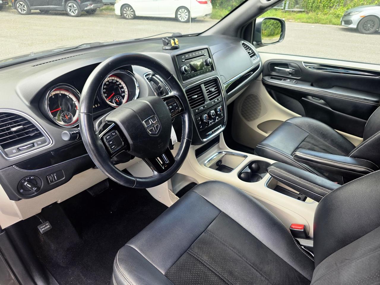 2018 Dodge Grand Caravan SXT Premium Plus | Clean Carfax! Photo