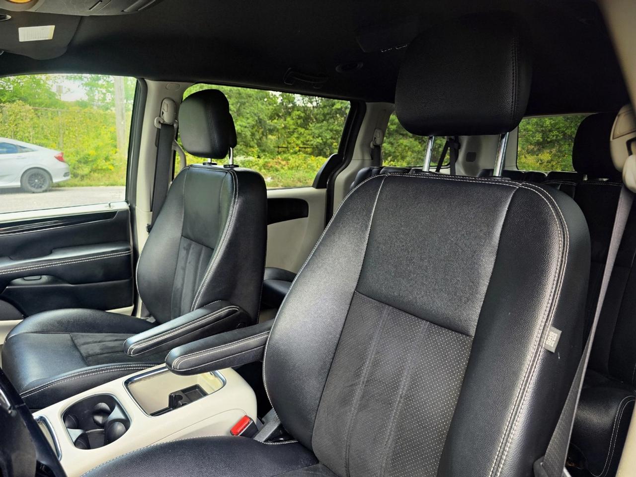 2018 Dodge Grand Caravan SXT Premium Plus | Clean Carfax! Photo