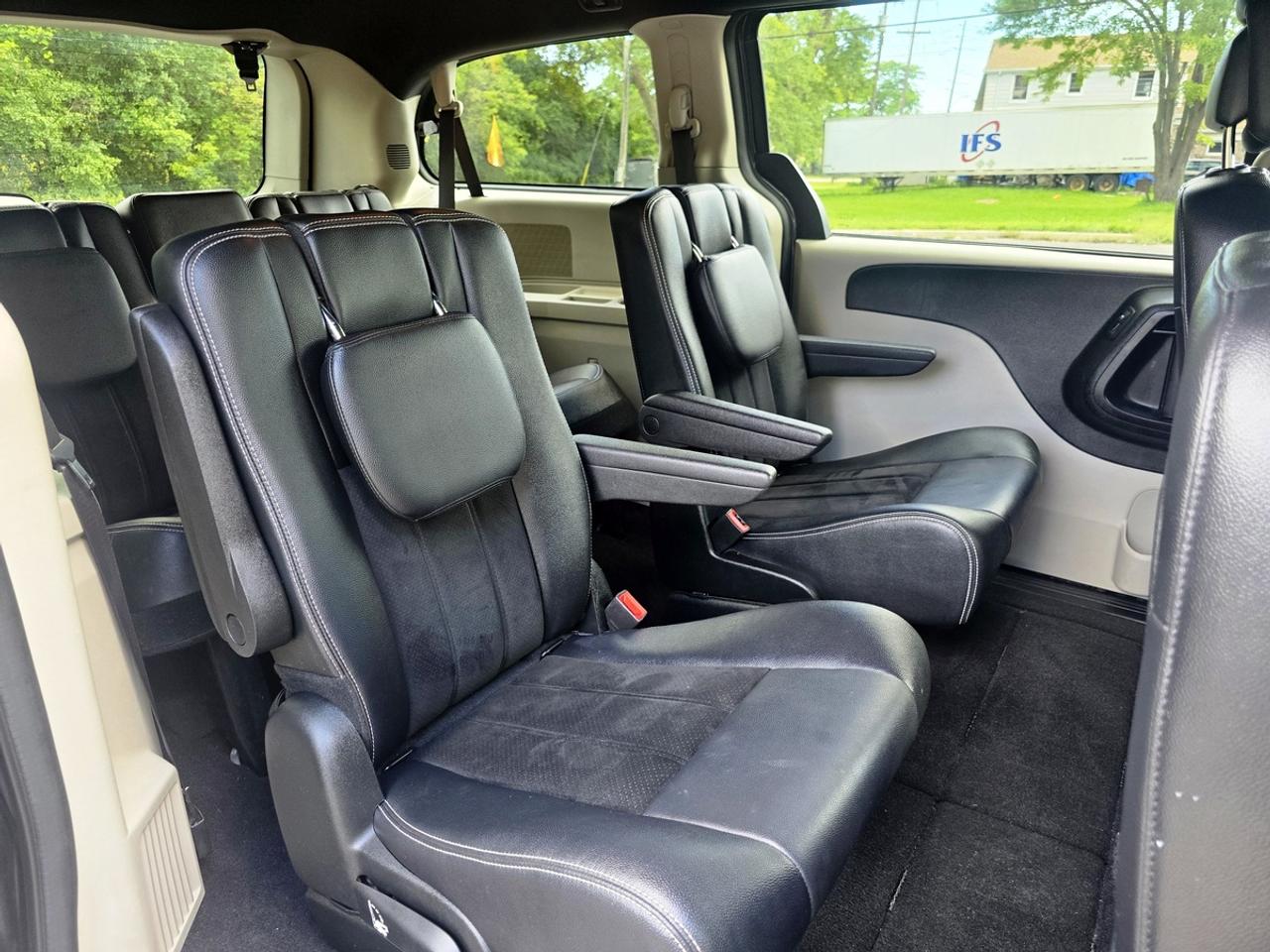 2018 Dodge Grand Caravan SXT Premium Plus | Clean Carfax! Photo