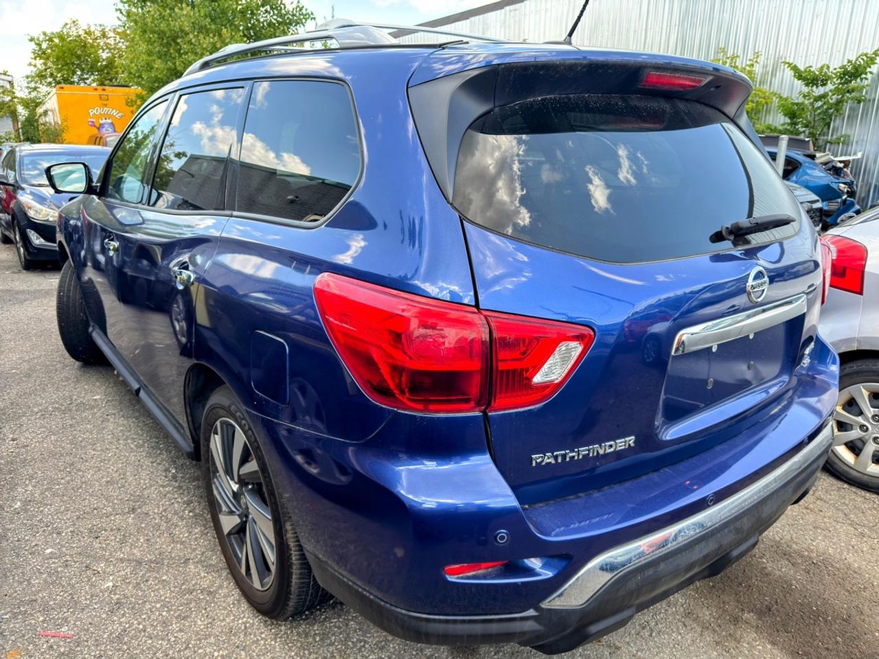 2017 Nissan Pathfinder Platinum Photo3