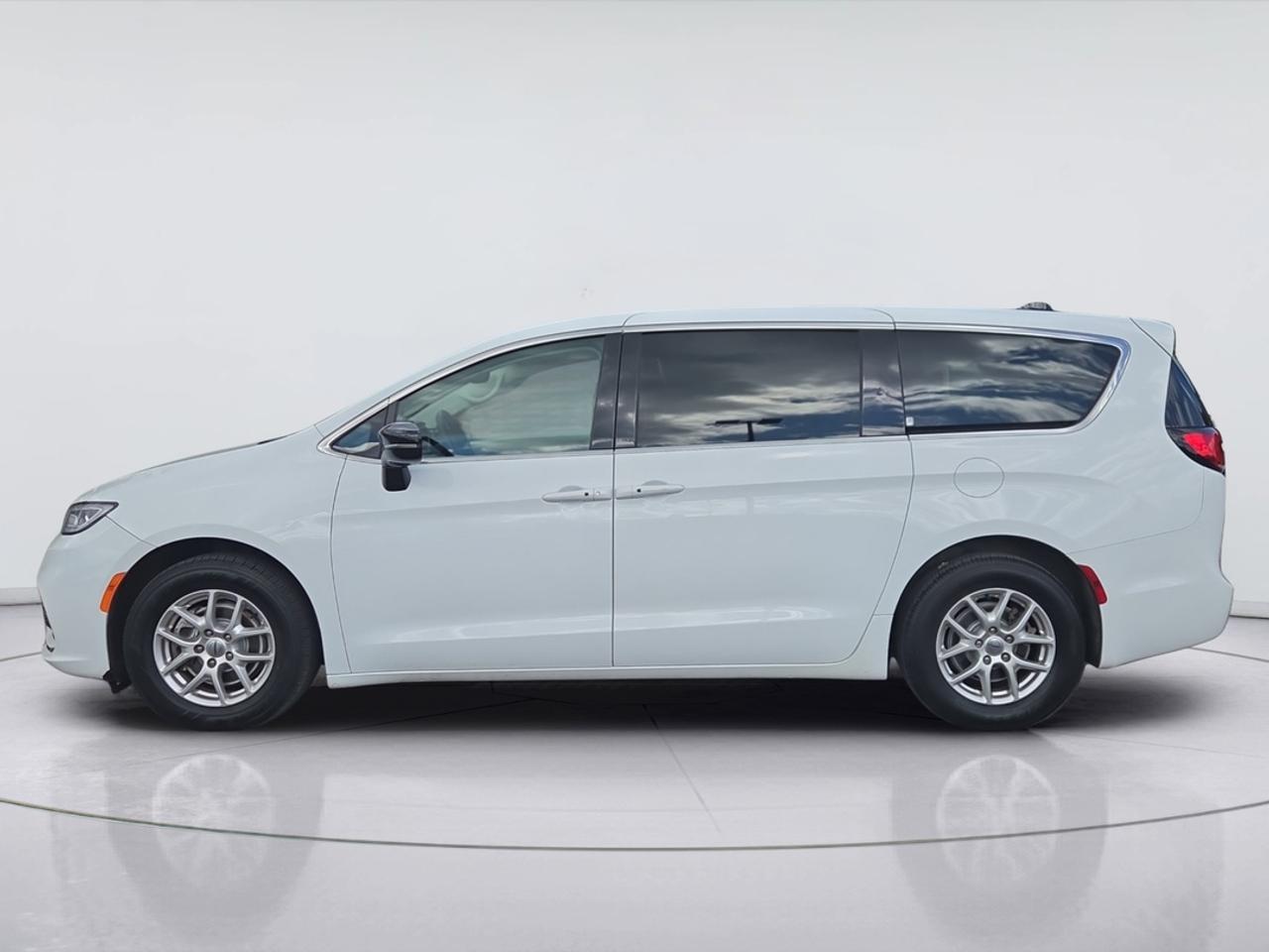 2024 Chrysler Pacifica Leather, Navigation, Power Doors, Blind Spot Photo5