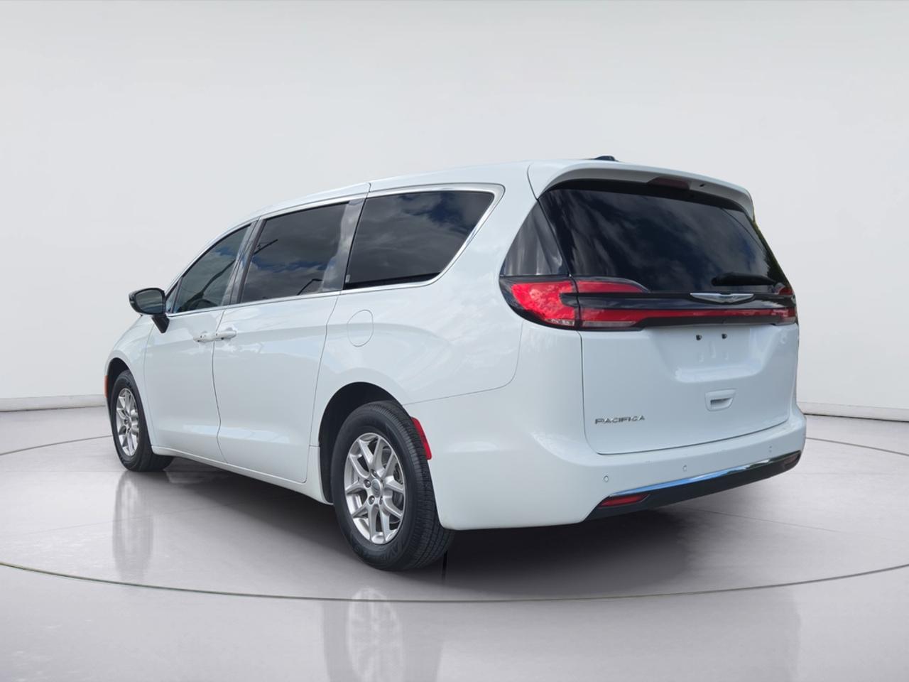 2024 Chrysler Pacifica Leather, Navigation, Power Doors, Blind Spot Photo