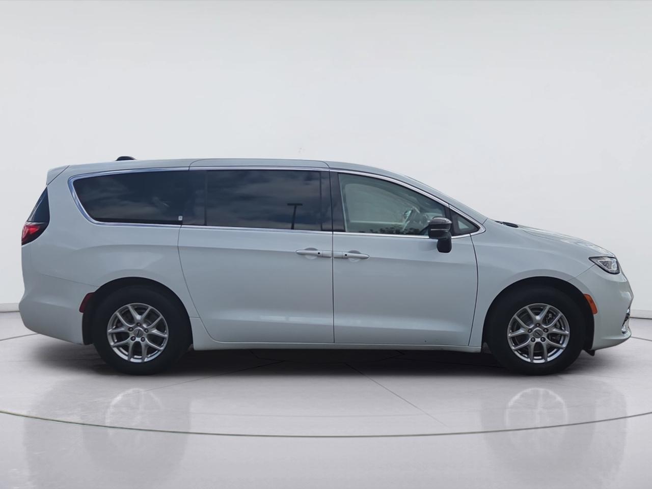2024 Chrysler Pacifica Leather, Navigation, Power Doors, Blind Spot Photo