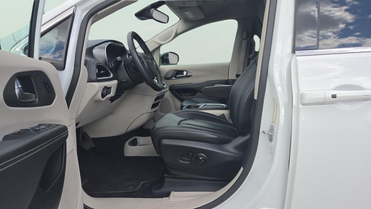2024 Chrysler Pacifica Leather, Navigation, Power Doors, Blind Spot Photo