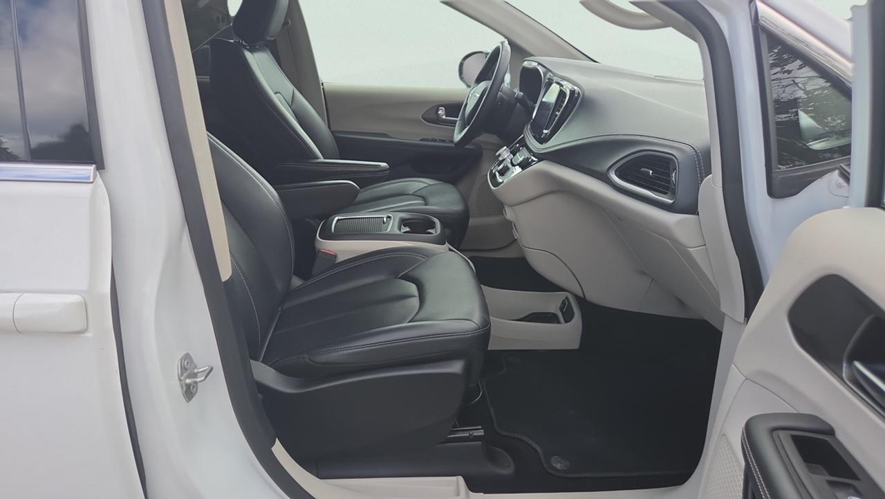 2024 Chrysler Pacifica Leather, Navigation, Power Doors, Blind Spot Photo
