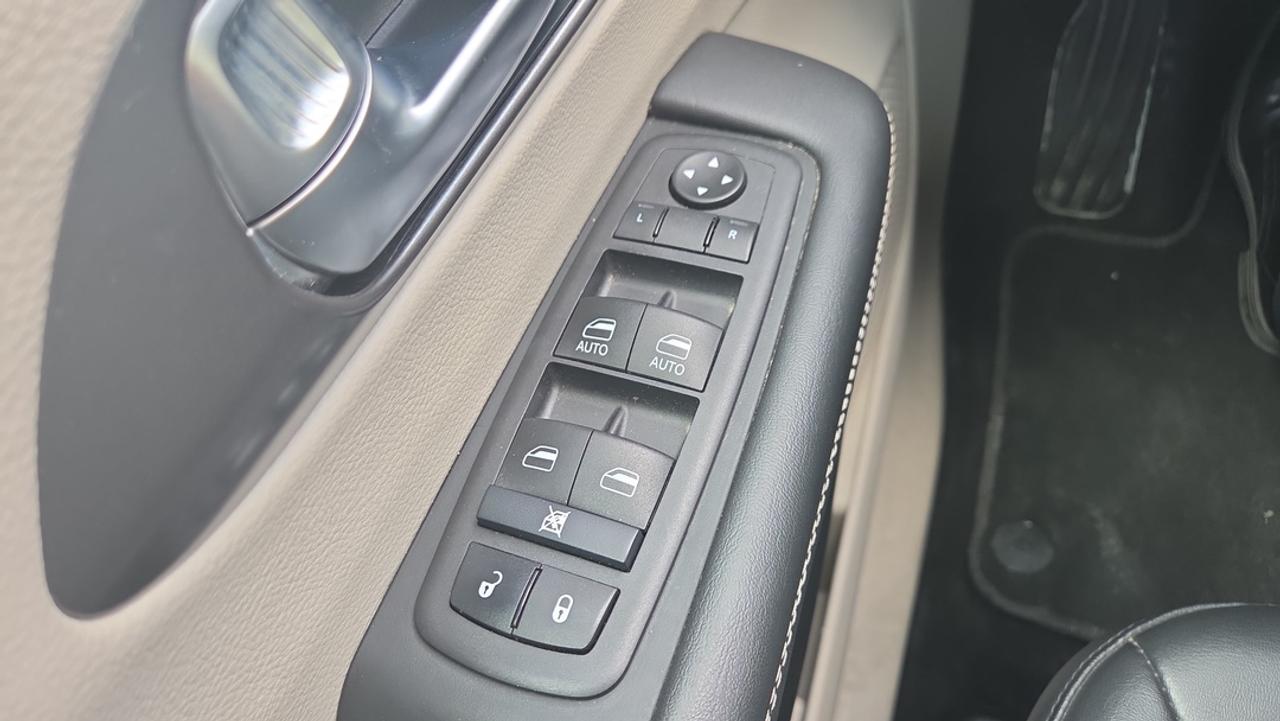 2024 Chrysler Pacifica Leather, Navigation, Power Doors, Blind Spot Photo