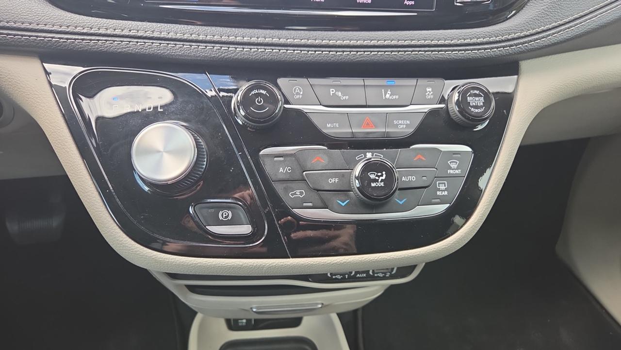 2024 Chrysler Pacifica Leather, Navigation, Power Doors, Blind Spot Photo