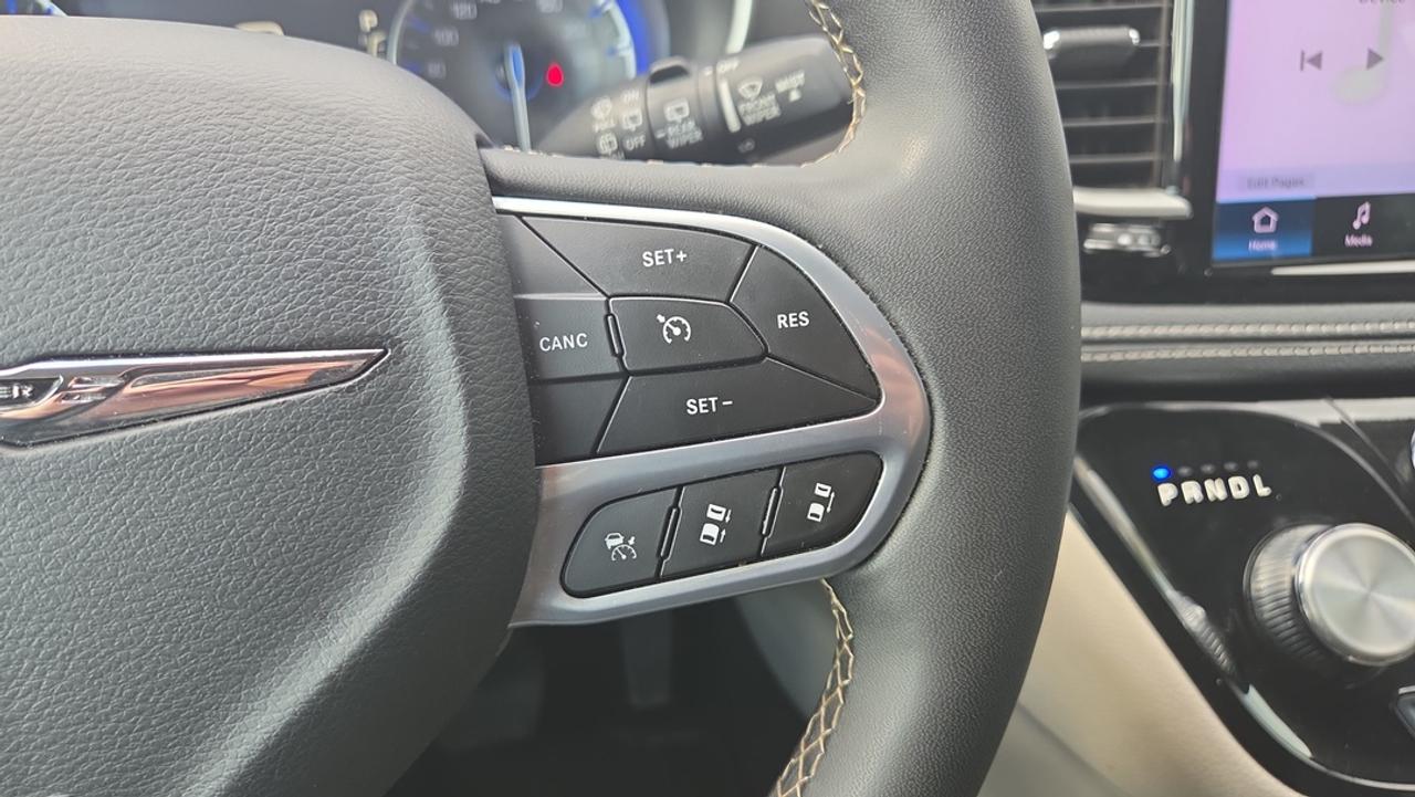 2024 Chrysler Pacifica Leather, Navigation, Power Doors, Blind Spot Photo