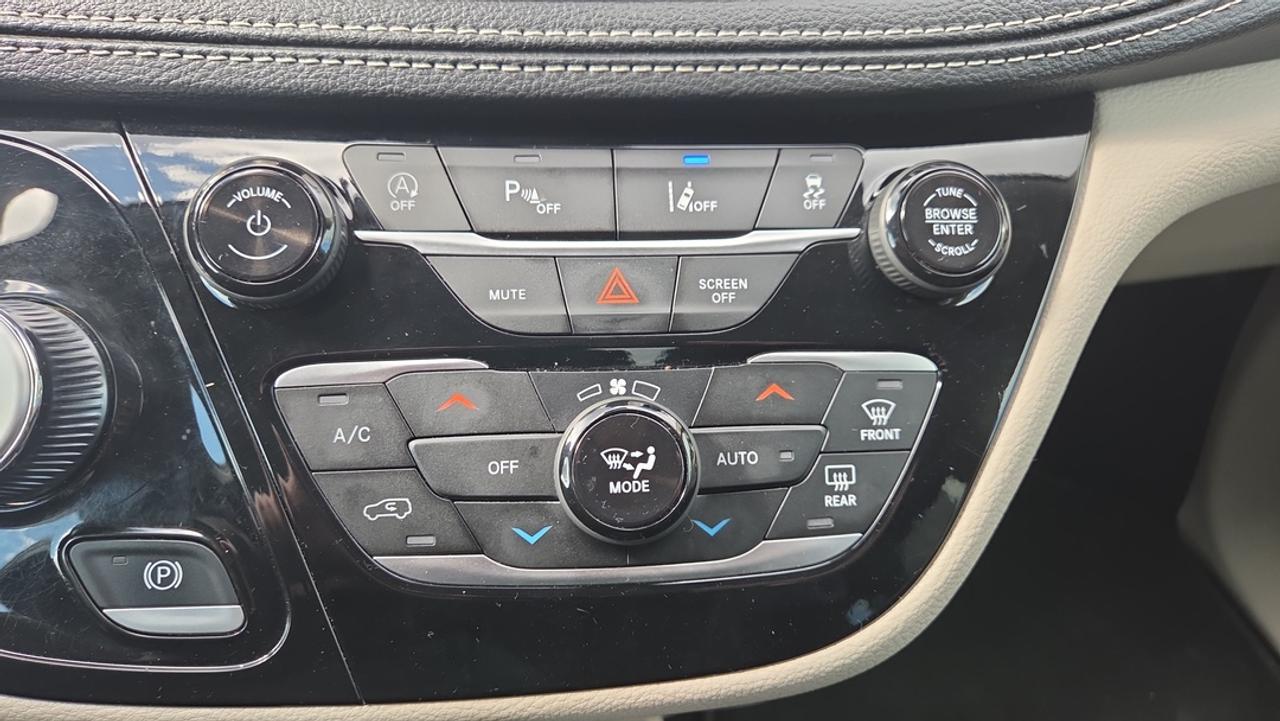 2024 Chrysler Pacifica Leather, Navigation, Power Doors, Blind Spot Photo