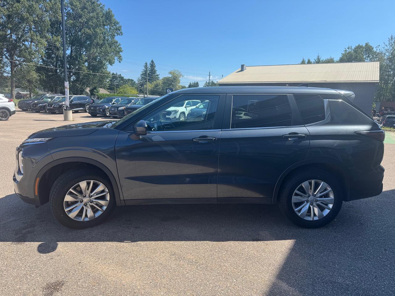 2025 Mitsubishi Outlander ES 4dr S-AWC Photo3