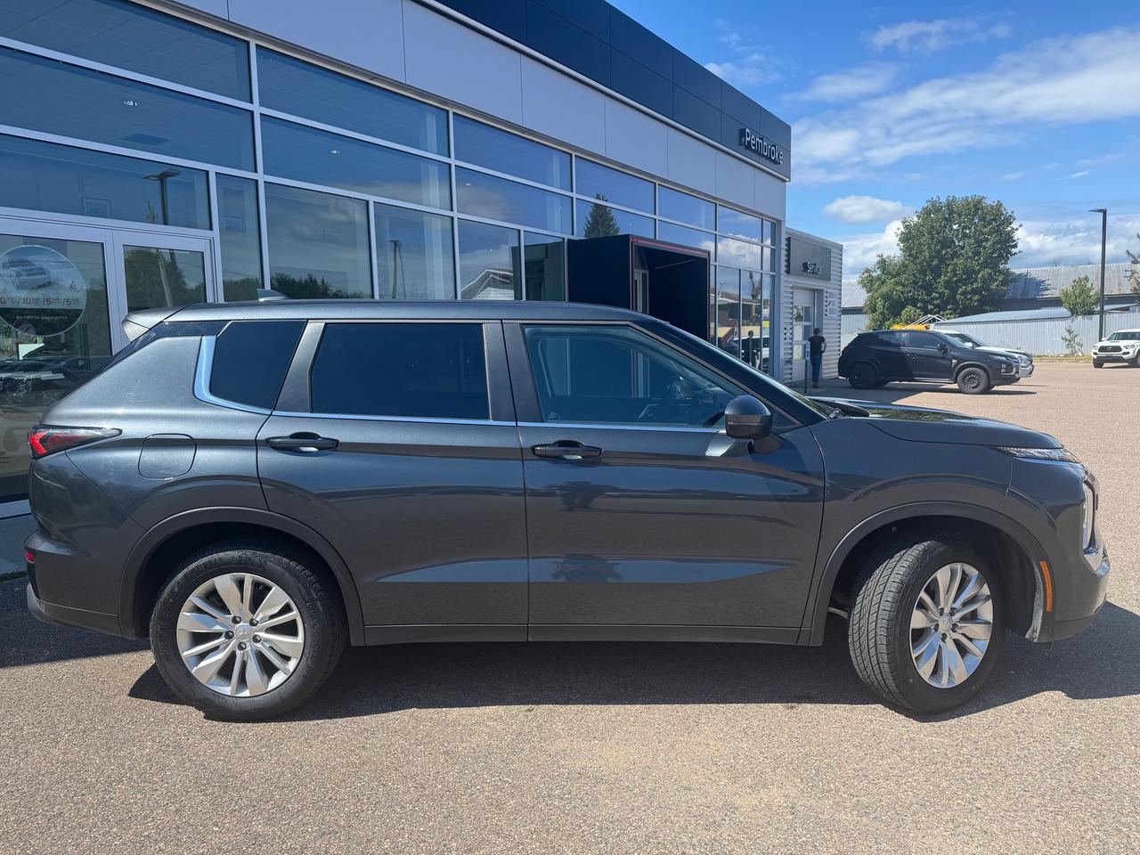 2025 Mitsubishi Outlander ES 4dr S-AWC Photo