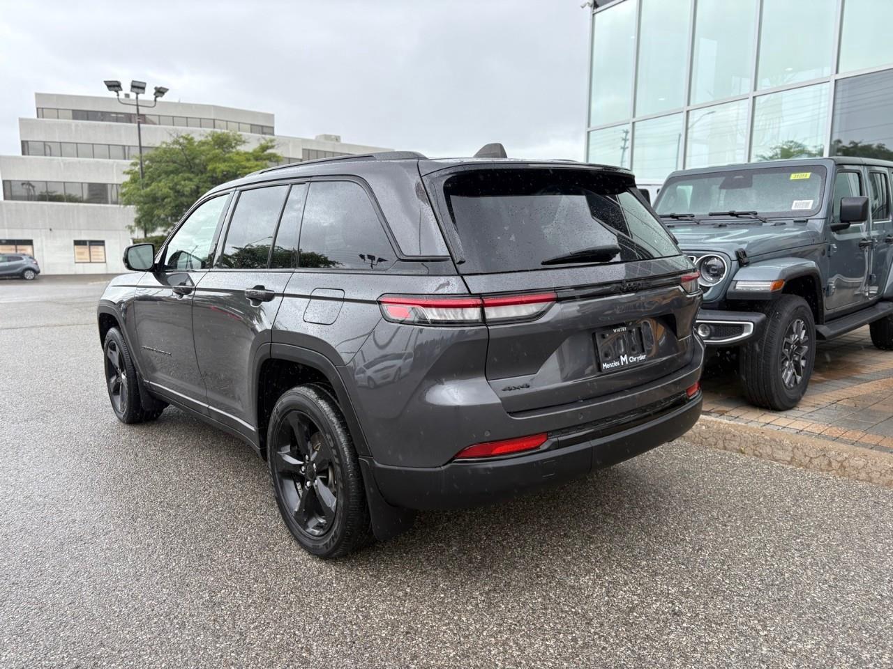 2023 Jeep Grand Cherokee Laredo 4dr 4x4 Photo