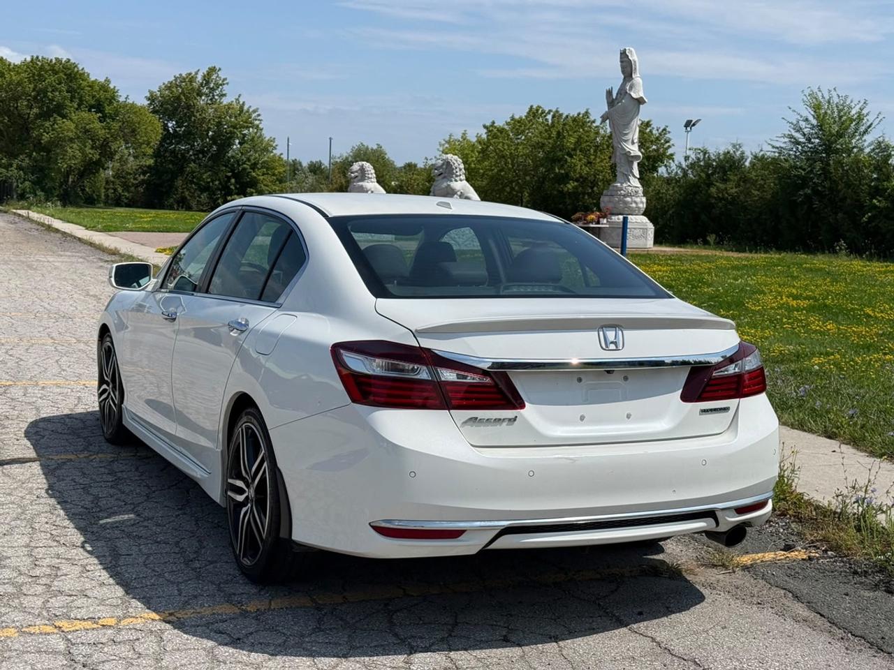 2017 Honda Accord Touring Photo