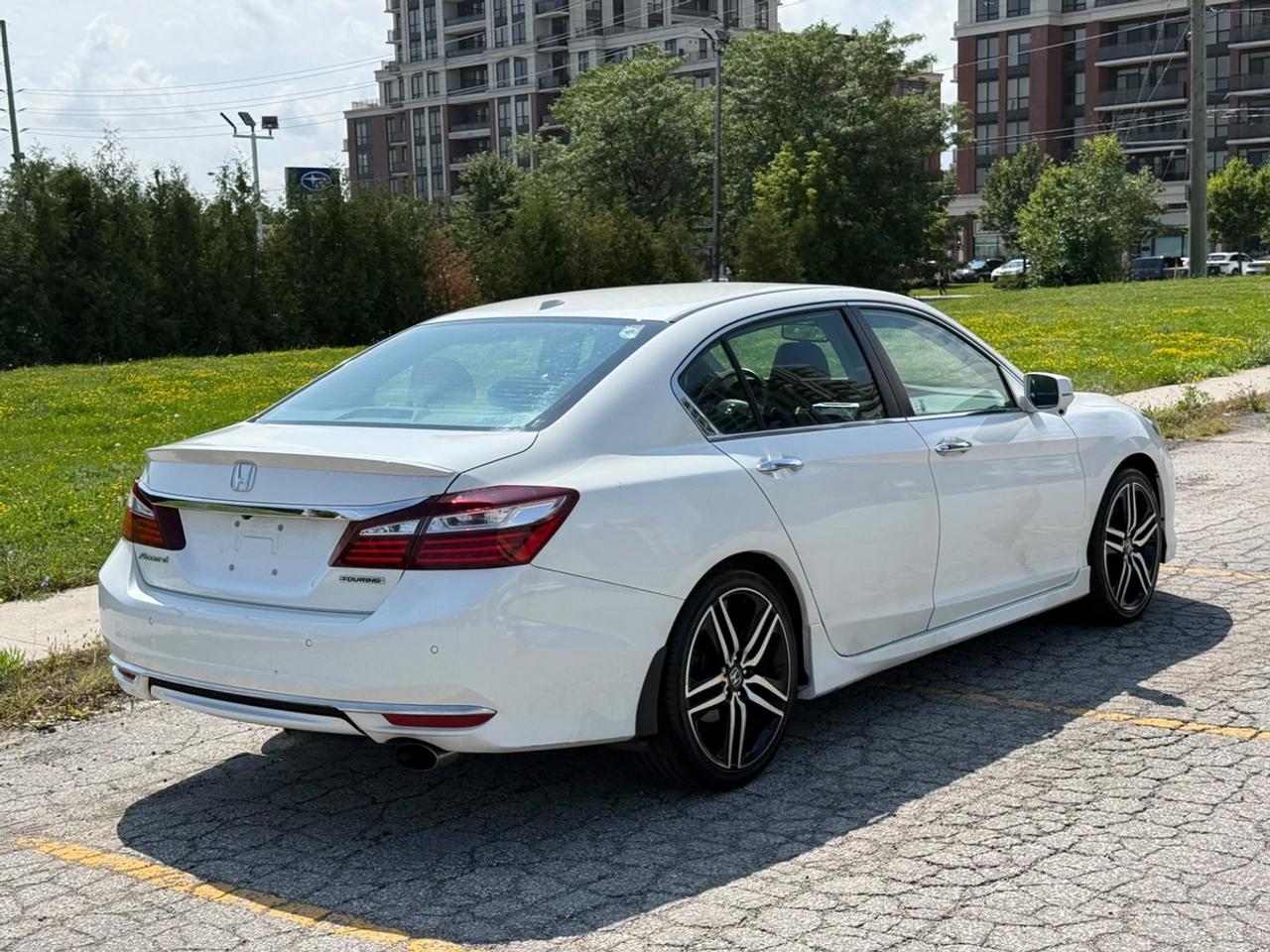 2017 Honda Accord Touring Photo