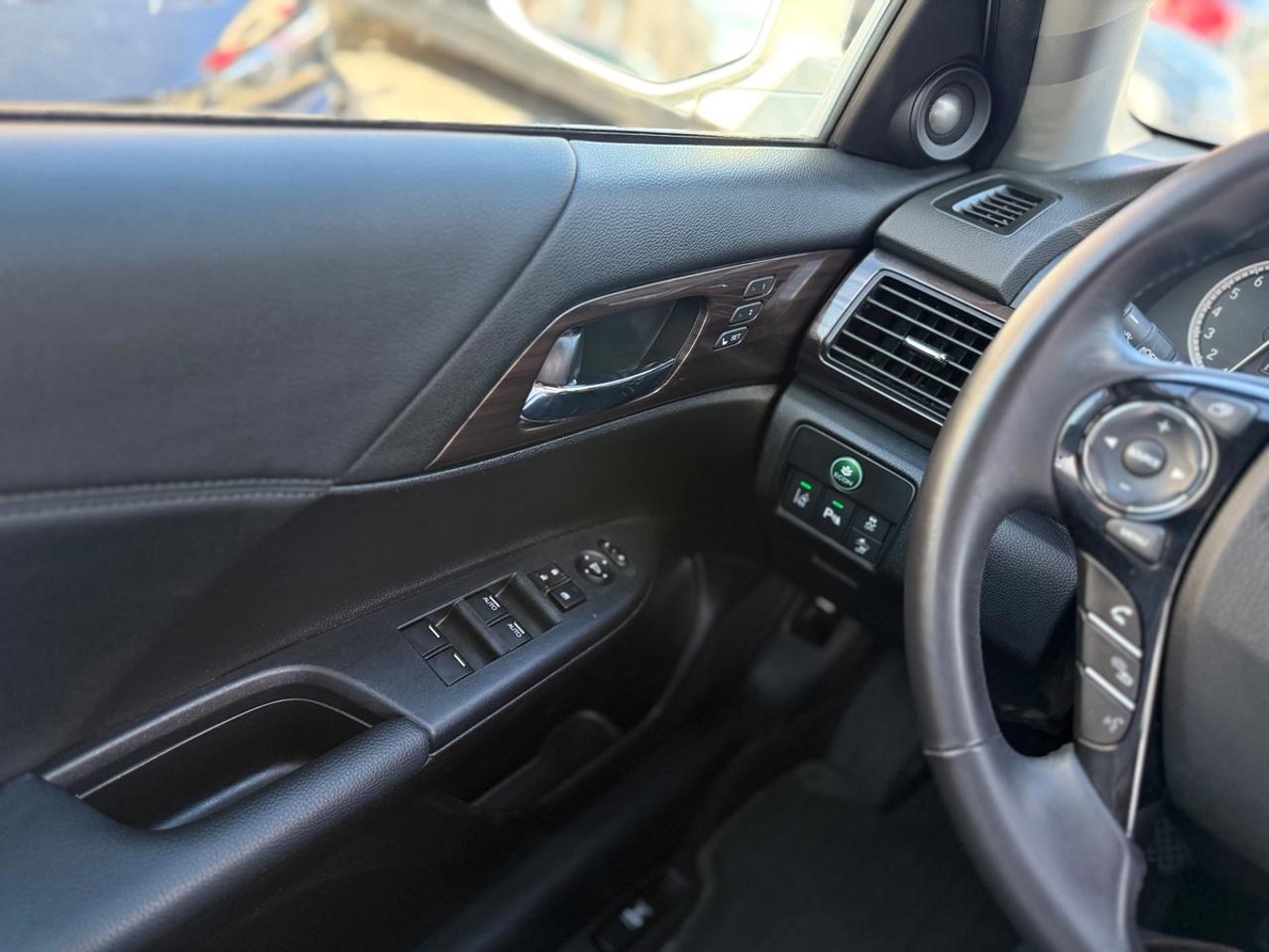 2017 Honda Accord Touring Photo