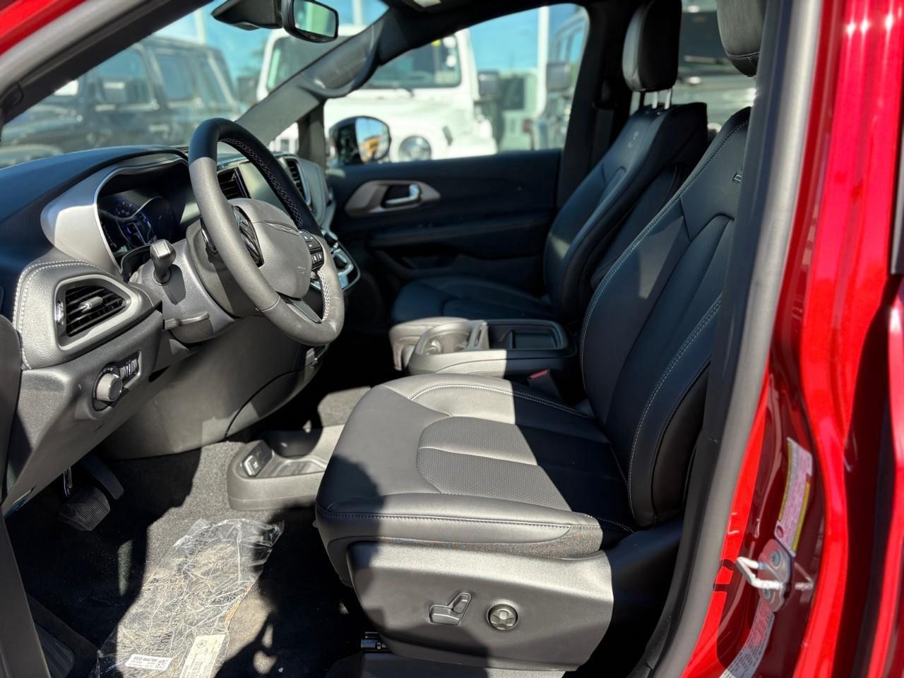 2027 Chrysler Pacifica Select Front-Wheel Drive Passenger Van Photo