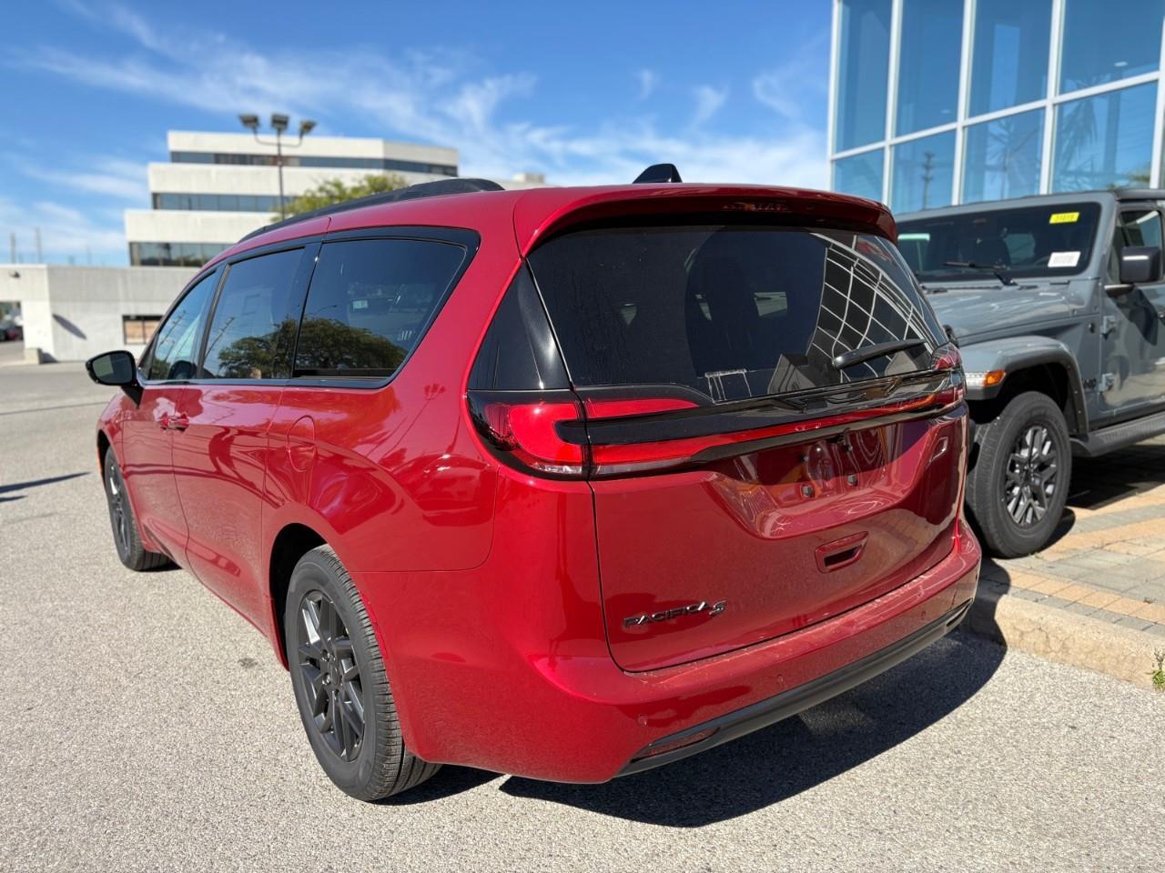2027 Chrysler Pacifica Select Front-Wheel Drive Passenger Van Photo