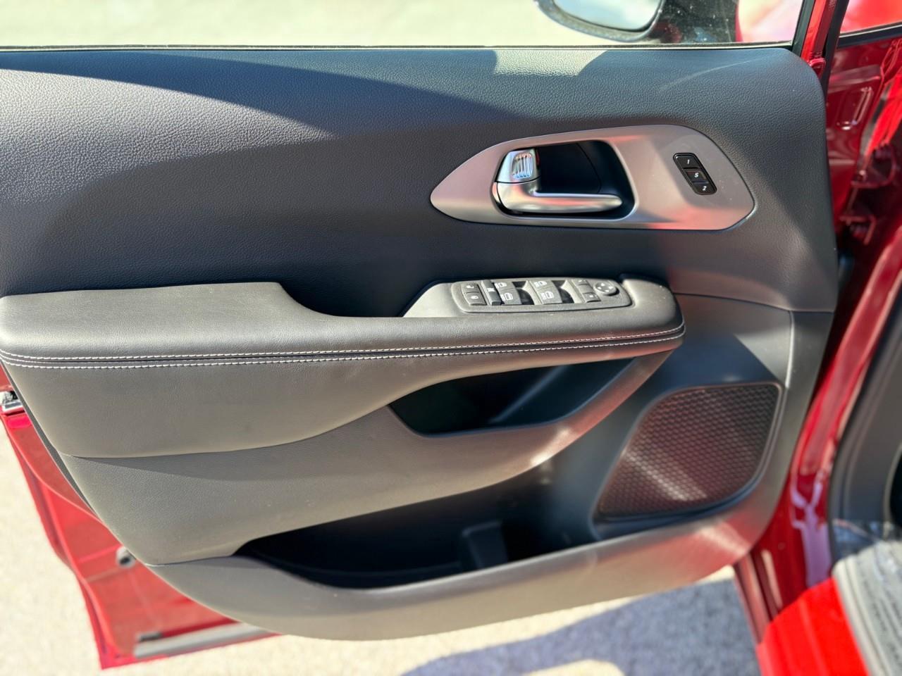 2027 Chrysler Pacifica Select Front-Wheel Drive Passenger Van Photo