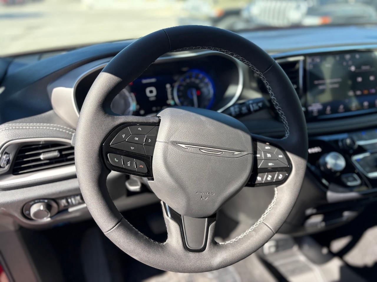 2027 Chrysler Pacifica Select Front-Wheel Drive Passenger Van Photo