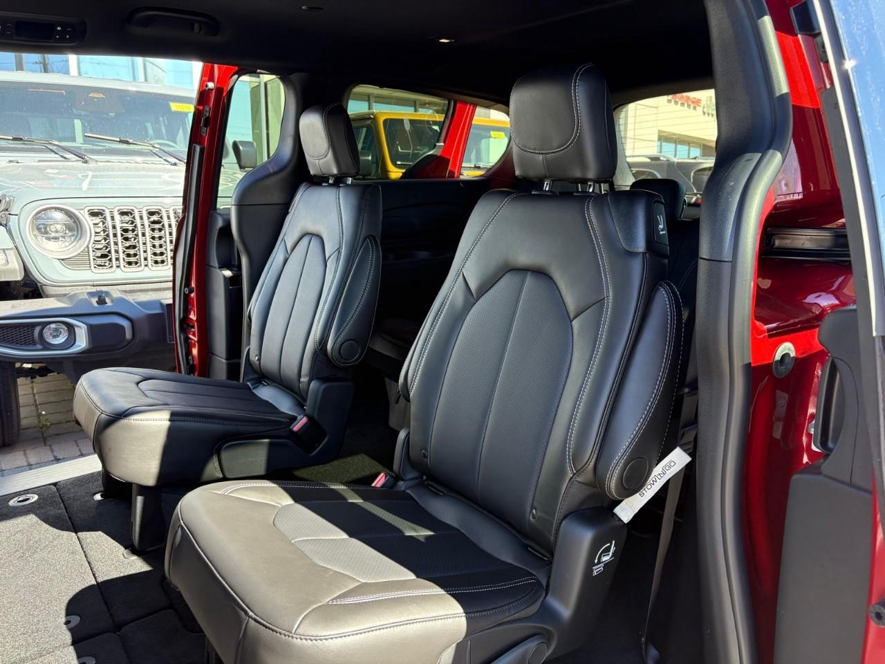 2027 Chrysler Pacifica Select Front-Wheel Drive Passenger Van Photo