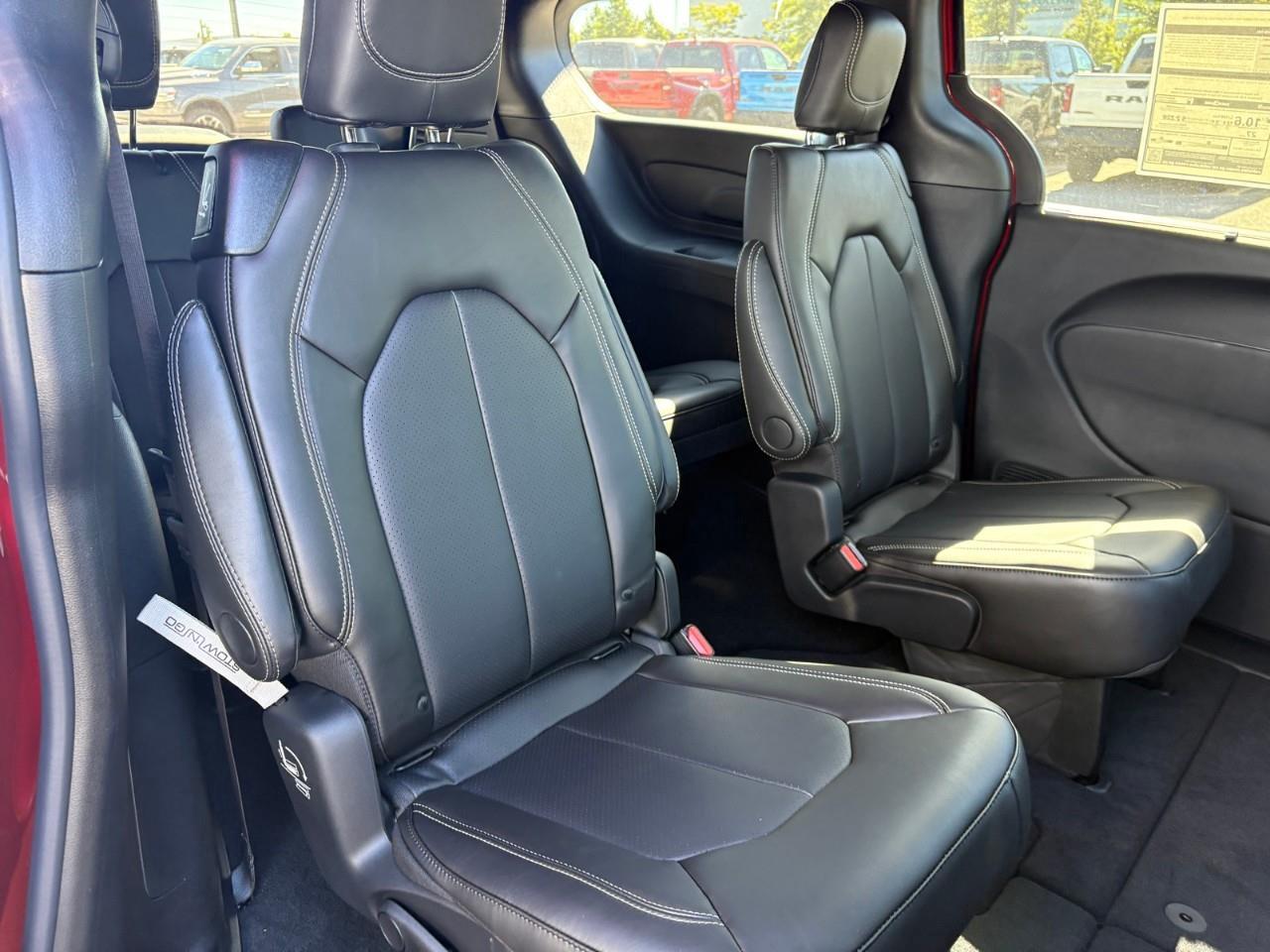 2027 Chrysler Pacifica Select Front-Wheel Drive Passenger Van Photo