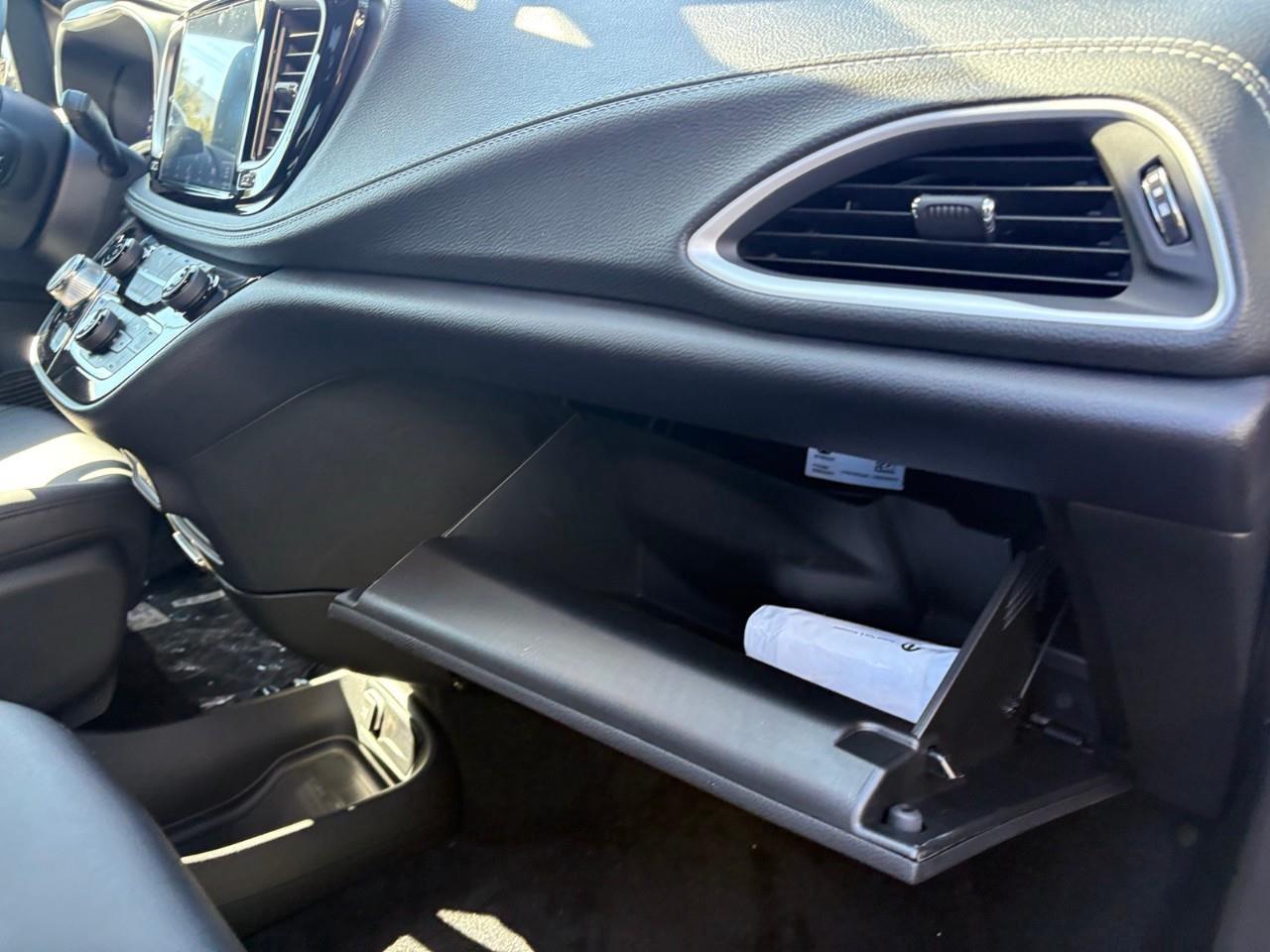 2027 Chrysler Pacifica Select Front-Wheel Drive Passenger Van Photo