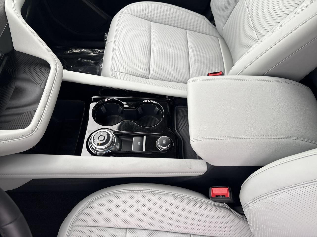2026 Ford Explorer Platinum Photo