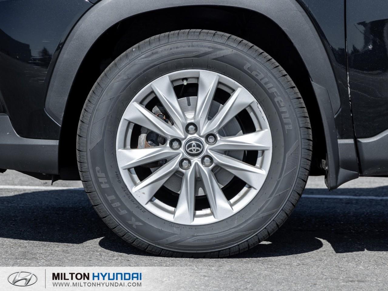 2022 Toyota Corolla Cross LE 4dr All-Wheel Drive Photo3