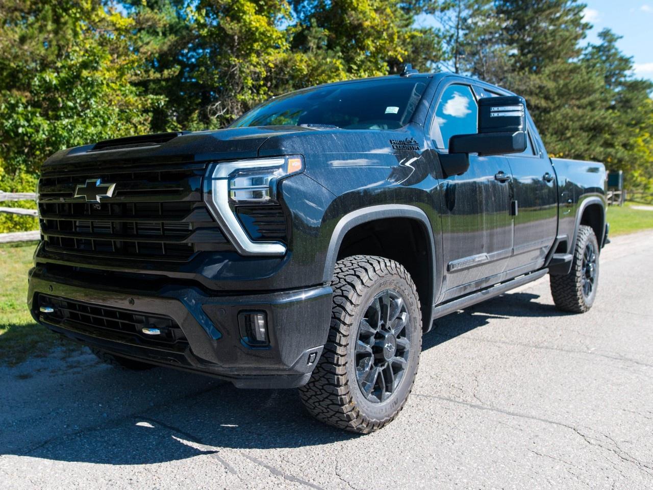 2026 Chevrolet SILVERADO 2500HD 4WD Crew Cab Standard Box High Country Photo0