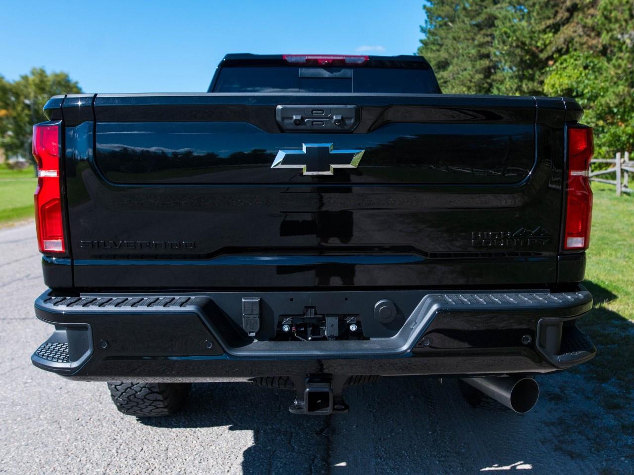 2026 Chevrolet SILVERADO 2500HD 4WD Crew Cab Standard Box High Country Photo3
