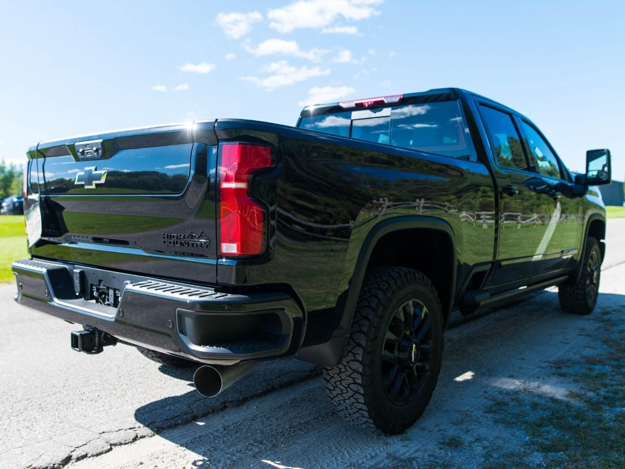 2026 Chevrolet SILVERADO 2500HD 4WD Crew Cab Standard Box High Country Photo