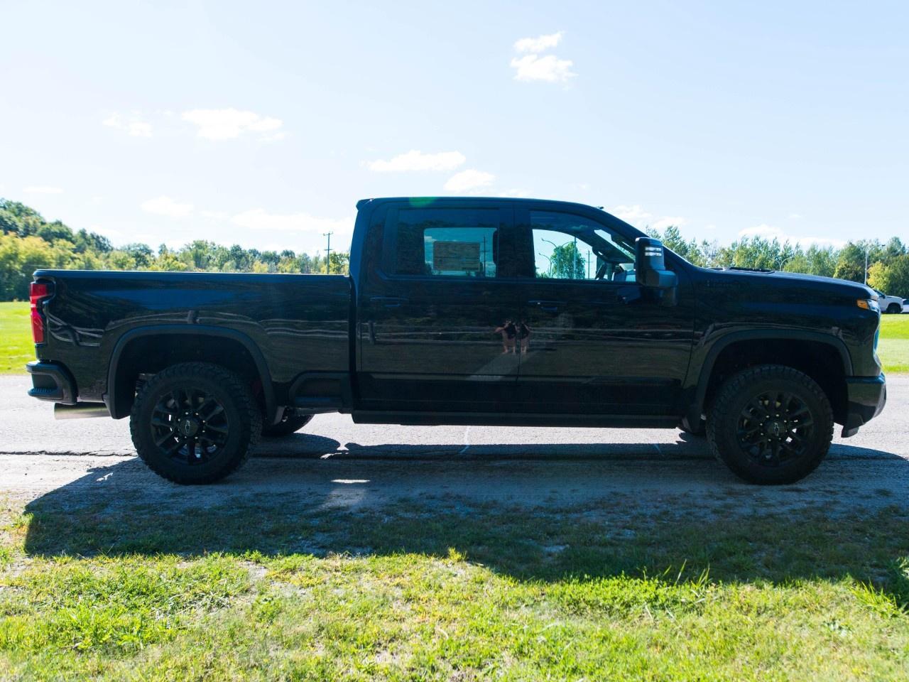 2026 Chevrolet SILVERADO 2500HD 4WD Crew Cab Standard Box High Country Photo