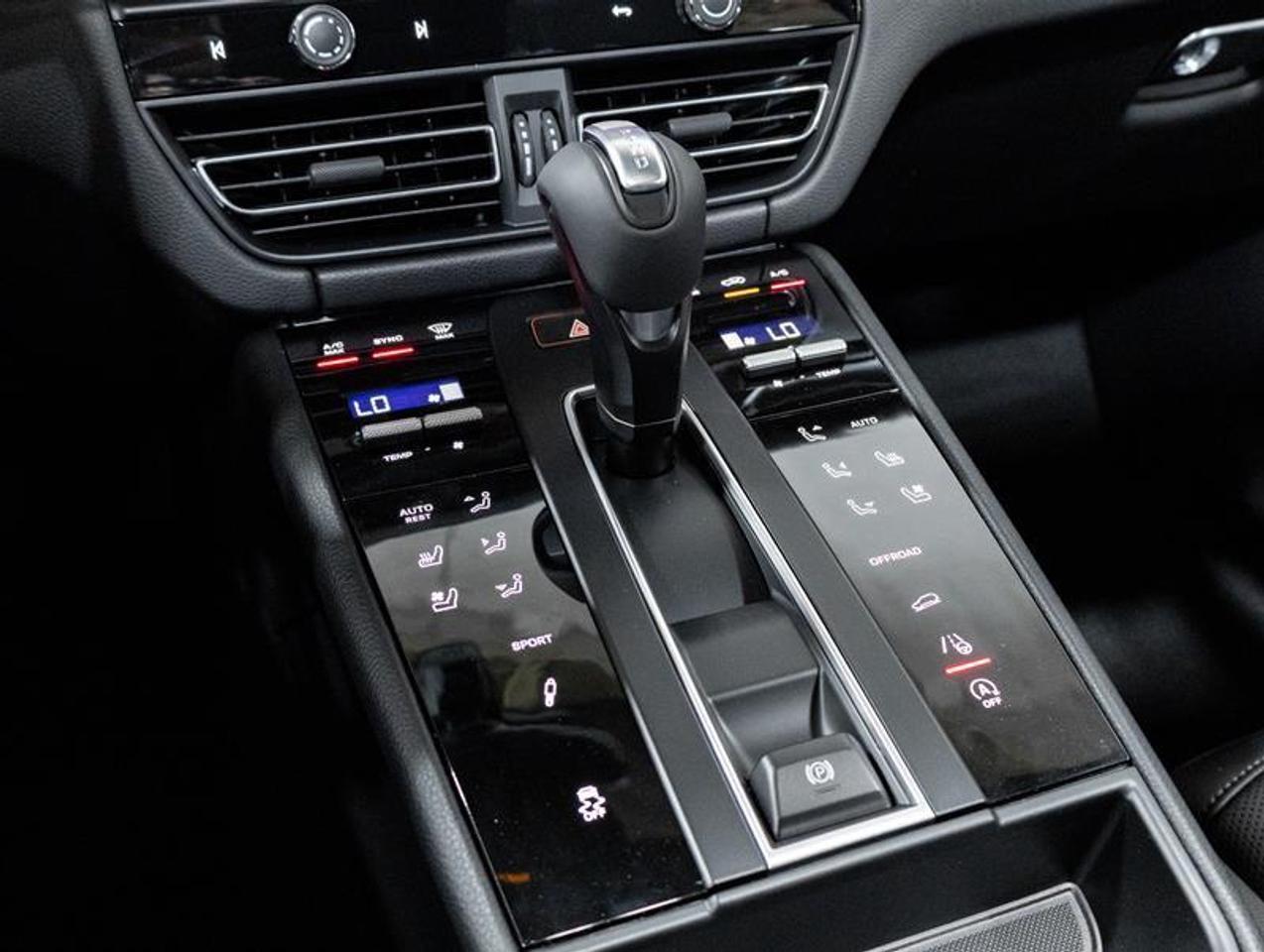 2026 Porsche Macan  Photo