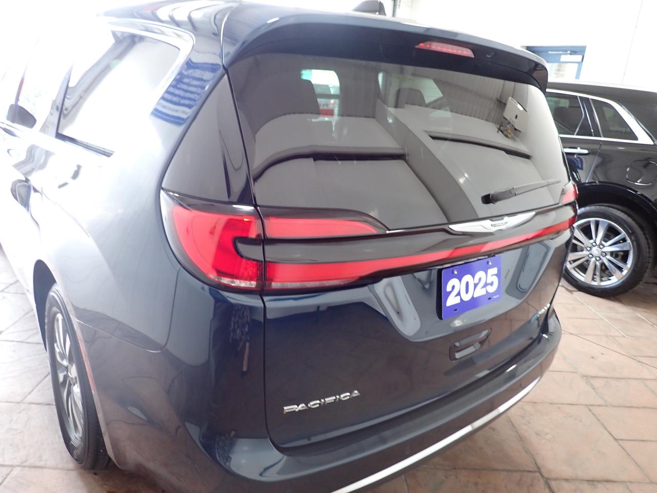 2025 Chrysler Pacifica Hybrid Select 2WD *HYBRID* LEATHER Photo