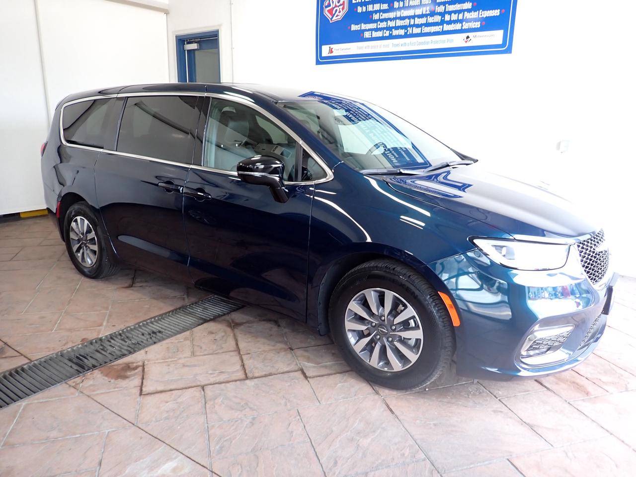 2025 Chrysler Pacifica Hybrid Select 2WD *HYBRID* LEATHER Photo