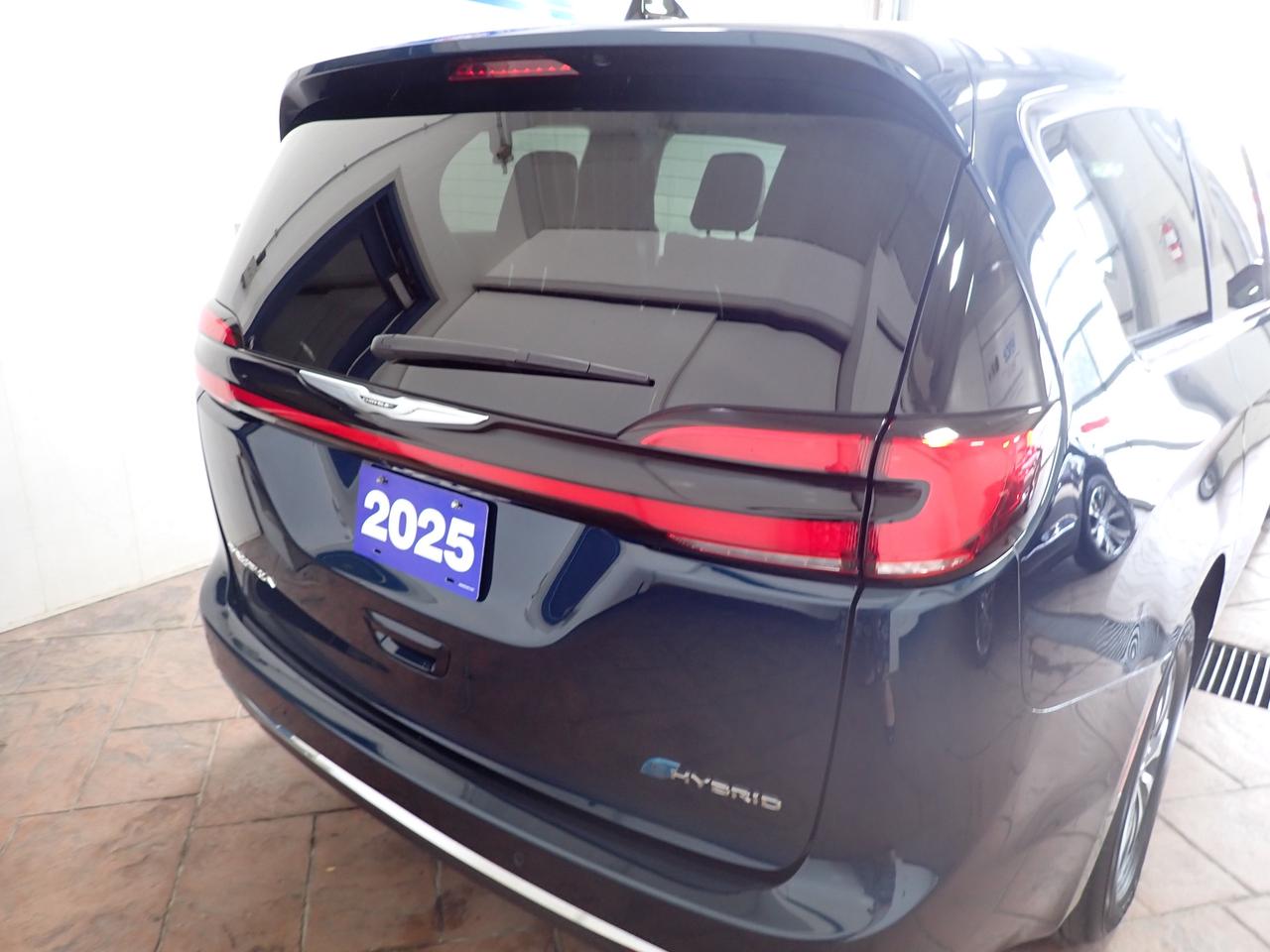 2025 Chrysler Pacifica Hybrid Select 2WD *HYBRID* LEATHER Photo