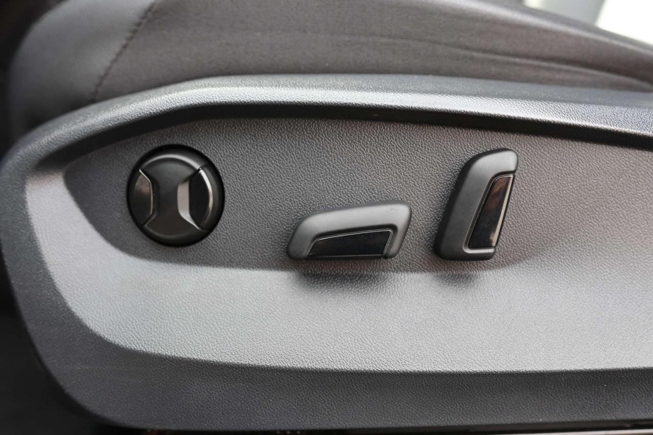 2022 Volkswagen Tiguan COMFORTLINE-4MOTION-7PASS-R STARTER/ADAPTCRUISE/BCAM/BLIS/FCW/LEATHER/H SEATS&STEERING/KEYLESS/CARPLAY/PANOROOF Photo