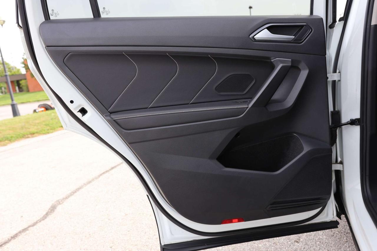 2022 Volkswagen Tiguan COMFORTLINE-4MOTION-7PASS-R STARTER/ADAPTCRUISE/BCAM/BLIS/FCW/LEATHER/H SEATS&STEERING/KEYLESS/CARPLAY/PANOROOF Photo