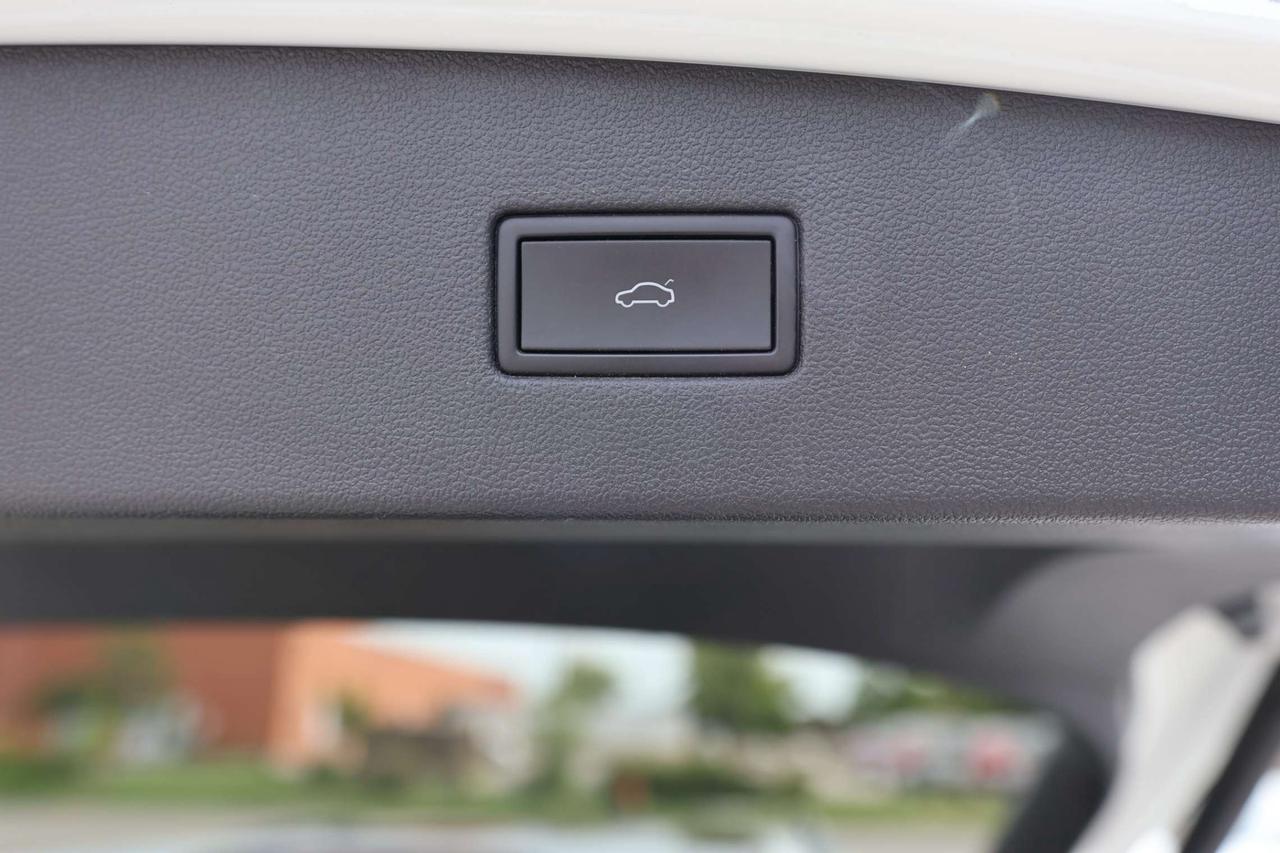2022 Volkswagen Tiguan COMFORTLINE-4MOTION-7PASS-R STARTER/ADAPTCRUISE/BCAM/BLIS/FCW/LEATHER/H SEATS&STEERING/KEYLESS/CARPLAY/PANOROOF Photo