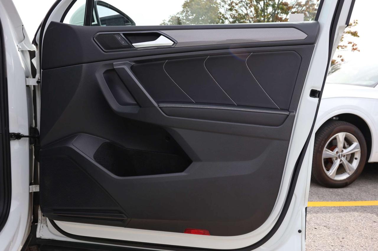 2022 Volkswagen Tiguan COMFORTLINE-4MOTION-7PASS-R STARTER/ADAPTCRUISE/BCAM/BLIS/FCW/LEATHER/H SEATS&STEERING/KEYLESS/CARPLAY/PANOROOF Photo
