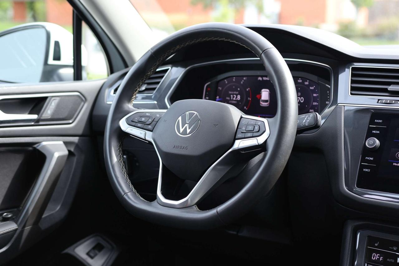 2022 Volkswagen Tiguan COMFORTLINE-4MOTION-7PASS-R STARTER/ADAPTCRUISE/BCAM/BLIS/FCW/LEATHER/H SEATS&STEERING/KEYLESS/CARPLAY/PANOROOF Photo