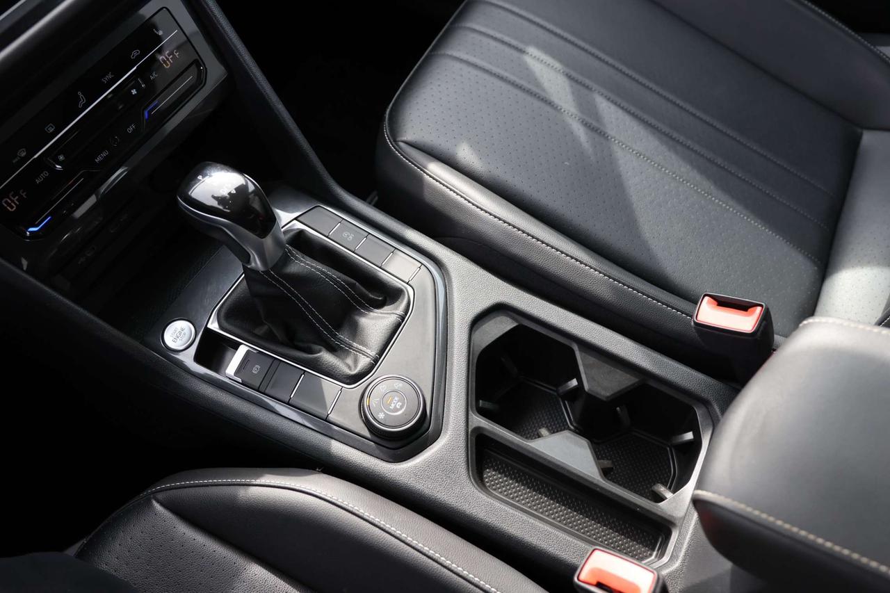 2022 Volkswagen Tiguan COMFORTLINE-4MOTION-7PASS-R STARTER/ADAPTCRUISE/BCAM/BLIS/FCW/LEATHER/H SEATS&STEERING/KEYLESS/CARPLAY/PANOROOF Photo