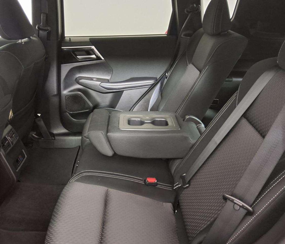 2024 Mitsubishi Outlander SE Photo